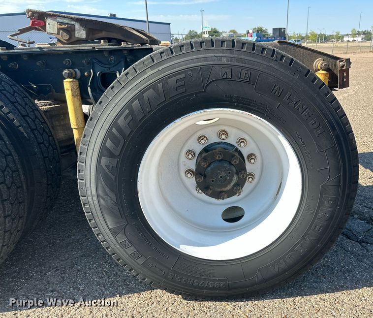 image for item KM9830 2002 International 9200i  semi truck