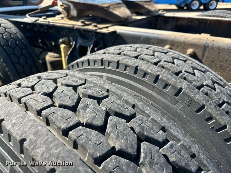 image for item KM9830 2002 International 9200i  semi truck