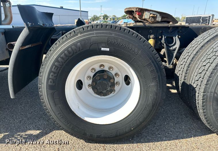 image for item KM9830 2002 International 9200i  semi truck