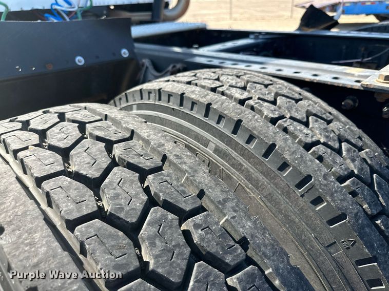 image for item KM9830 2002 International 9200i  semi truck