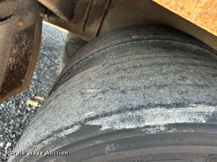 image for item KW9093 2006 Fontaine EDFT-7-8053WSAWK  drop deck trailer