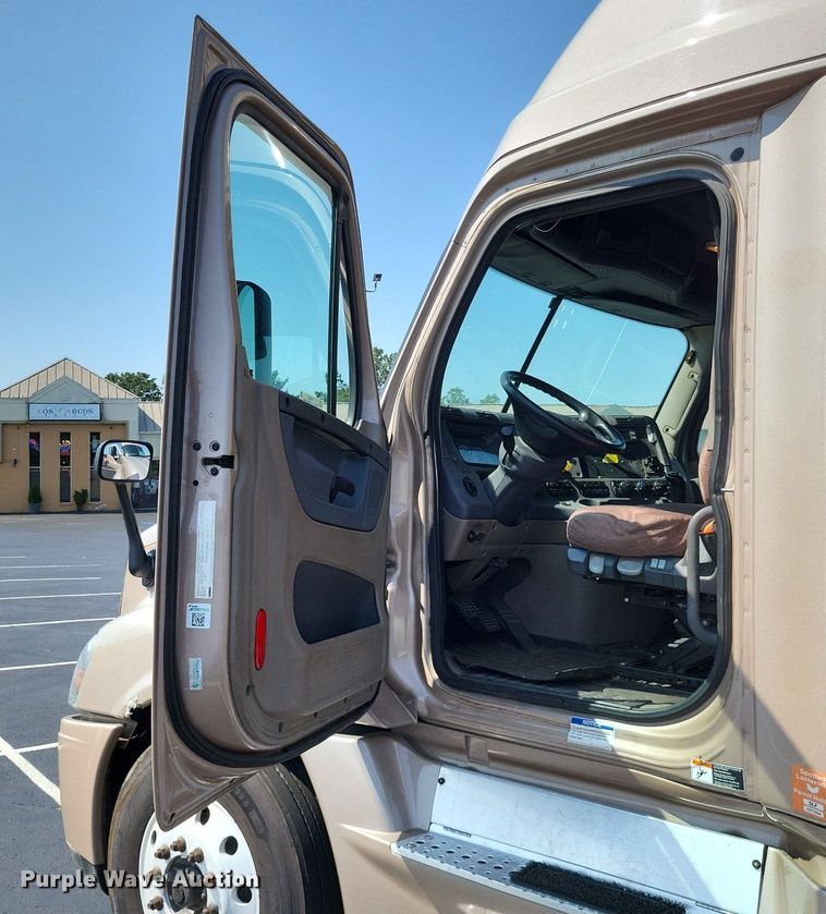 image for item LS9684 2016 Freightliner Cascadia Evolution  semi truck