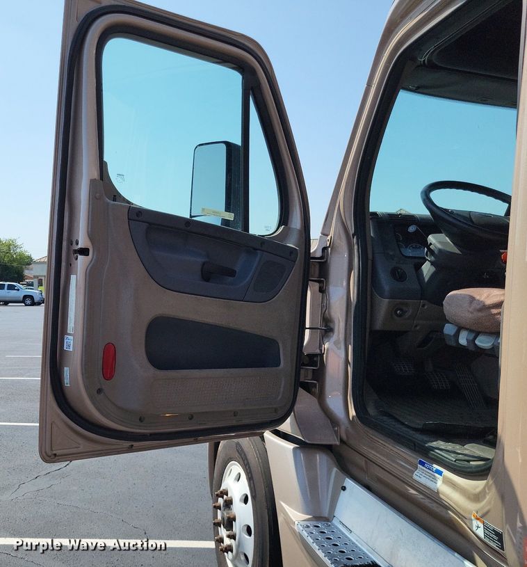 image for item LS9684 2016 Freightliner Cascadia Evolution  semi truck