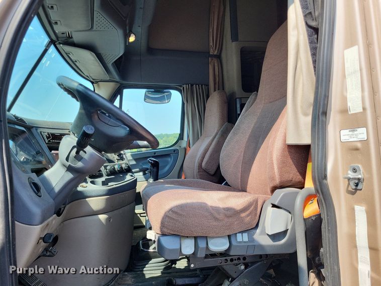 image for item LS9684 2016 Freightliner Cascadia Evolution  semi truck