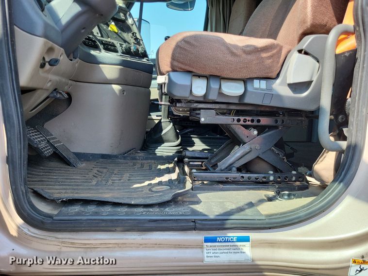 image for item LS9684 2016 Freightliner Cascadia Evolution  semi truck