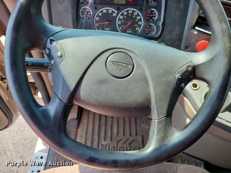 image for item LS9684 2016 Freightliner Cascadia Evolution  semi truck