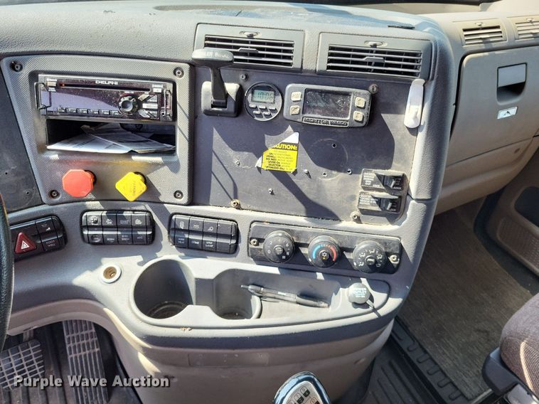 image for item LS9684 2016 Freightliner Cascadia Evolution  semi truck