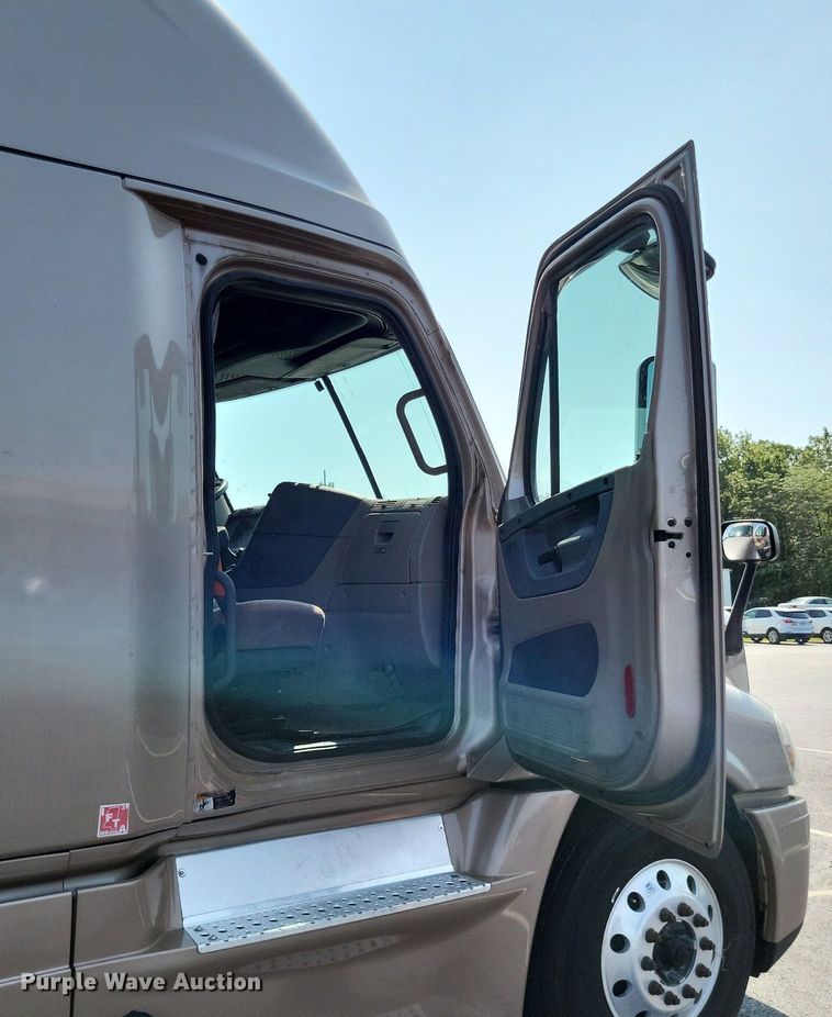 image for item LS9684 2016 Freightliner Cascadia Evolution  semi truck