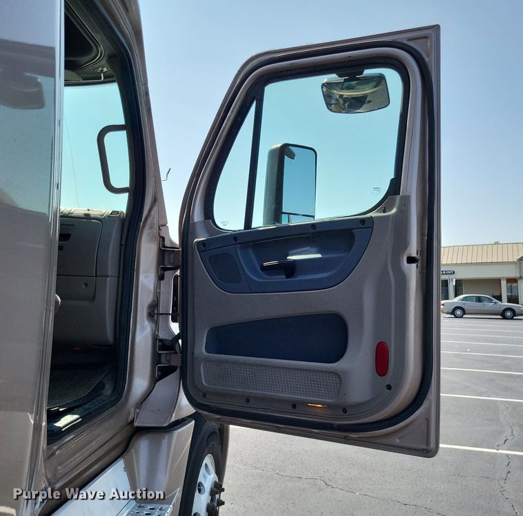 image for item LS9684 2016 Freightliner Cascadia Evolution  semi truck