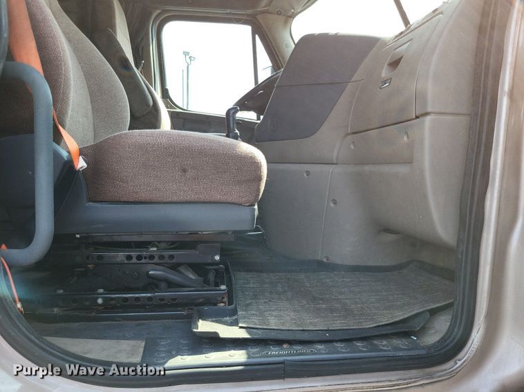 image for item LS9684 2016 Freightliner Cascadia Evolution  semi truck