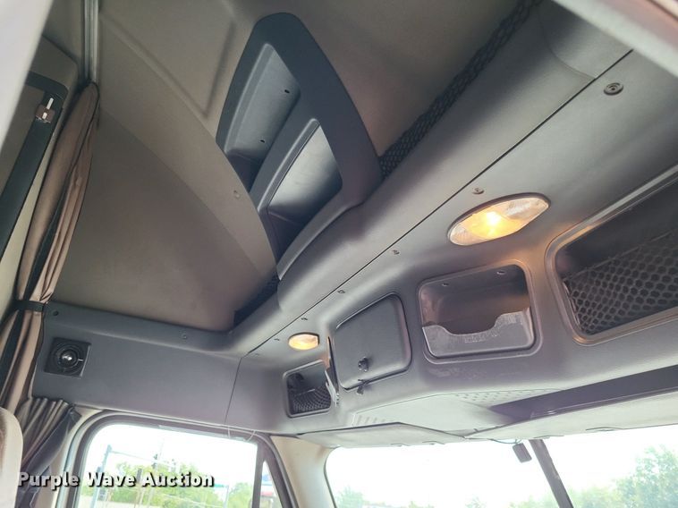 image for item LS9684 2016 Freightliner Cascadia Evolution  semi truck