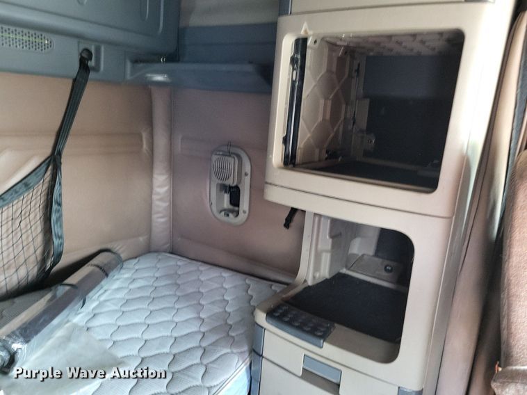 image for item LS9684 2016 Freightliner Cascadia Evolution  semi truck