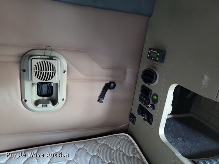 image for item LS9684 2016 Freightliner Cascadia Evolution  semi truck