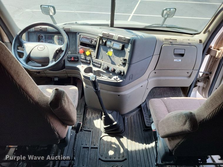 image for item LS9684 2016 Freightliner Cascadia Evolution  semi truck