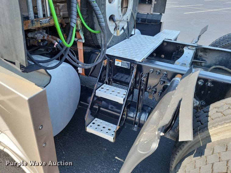 image for item LS9684 2016 Freightliner Cascadia Evolution  semi truck