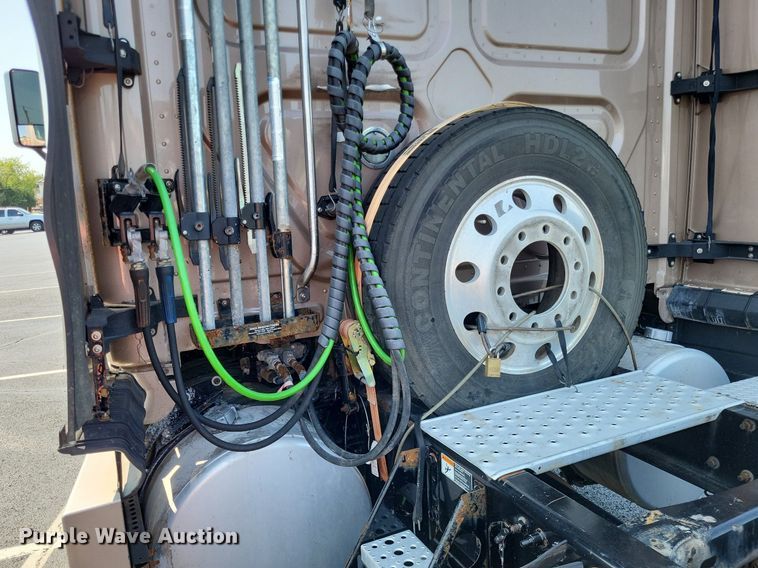 image for item LS9684 2016 Freightliner Cascadia Evolution  semi truck