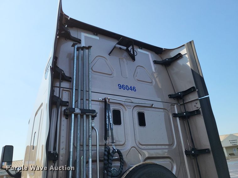 image for item LS9684 2016 Freightliner Cascadia Evolution  semi truck