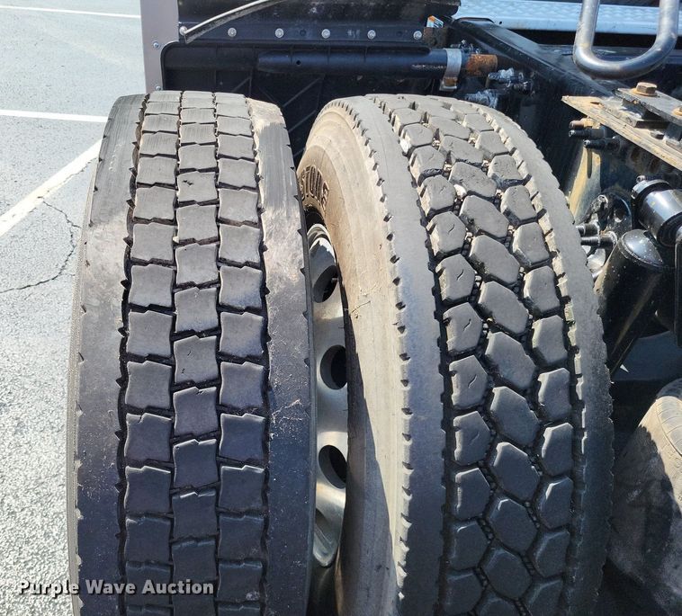 image for item LS9684 2016 Freightliner Cascadia Evolution  semi truck