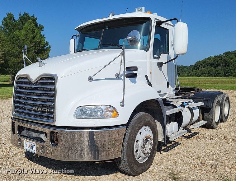image for item LS9687 2014 Mack CXU  semi truck