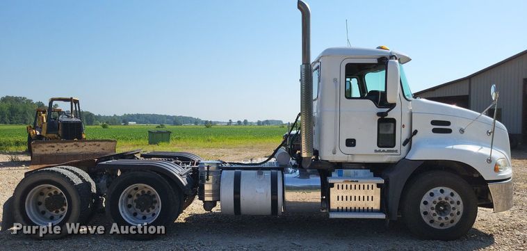image for item LS9687 2014 Mack CXU  semi truck