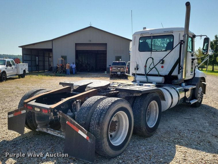 image for item LS9687 2014 Mack CXU  semi truck