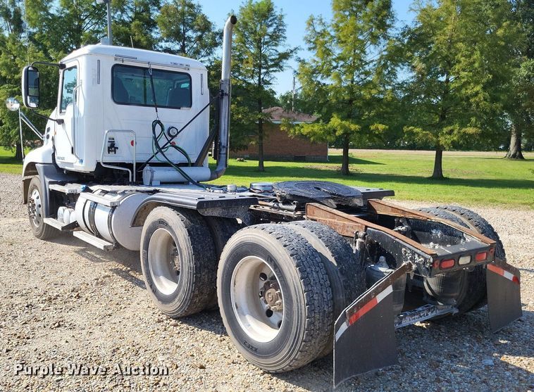 image for item LS9687 2014 Mack CXU  semi truck