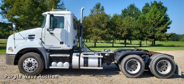 image for item LS9687 2014 Mack CXU  semi truck