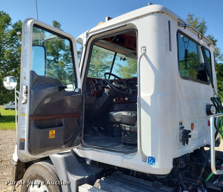 image for item LS9687 2014 Mack CXU  semi truck