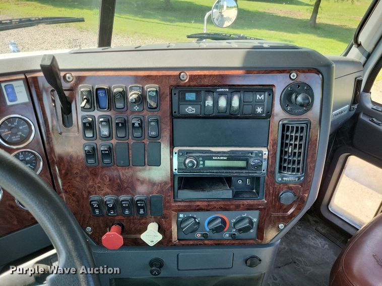 image for item LS9687 2014 Mack CXU  semi truck