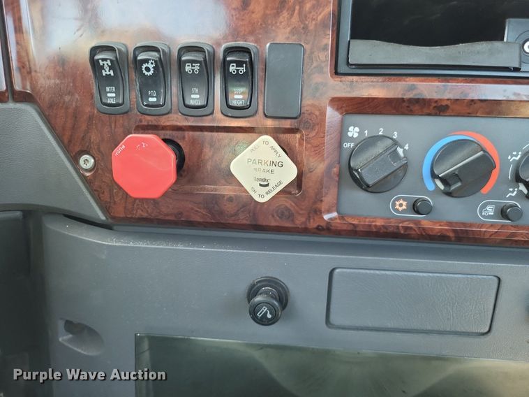 image for item LS9687 2014 Mack CXU  semi truck