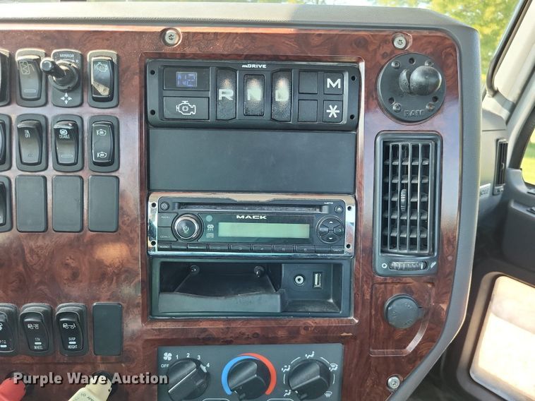 image for item LS9687 2014 Mack CXU  semi truck