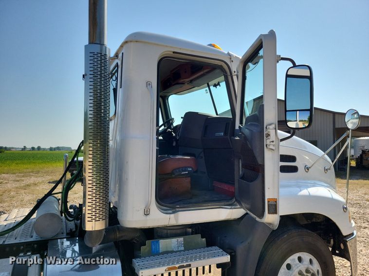 image for item LS9687 2014 Mack CXU  semi truck