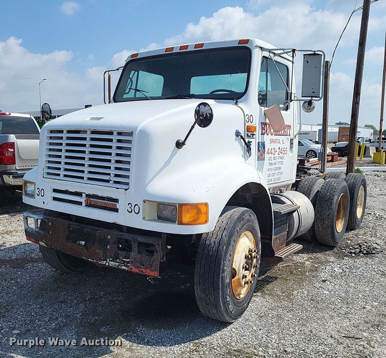 image for item LS9699 1990 International 7100  semi truck
