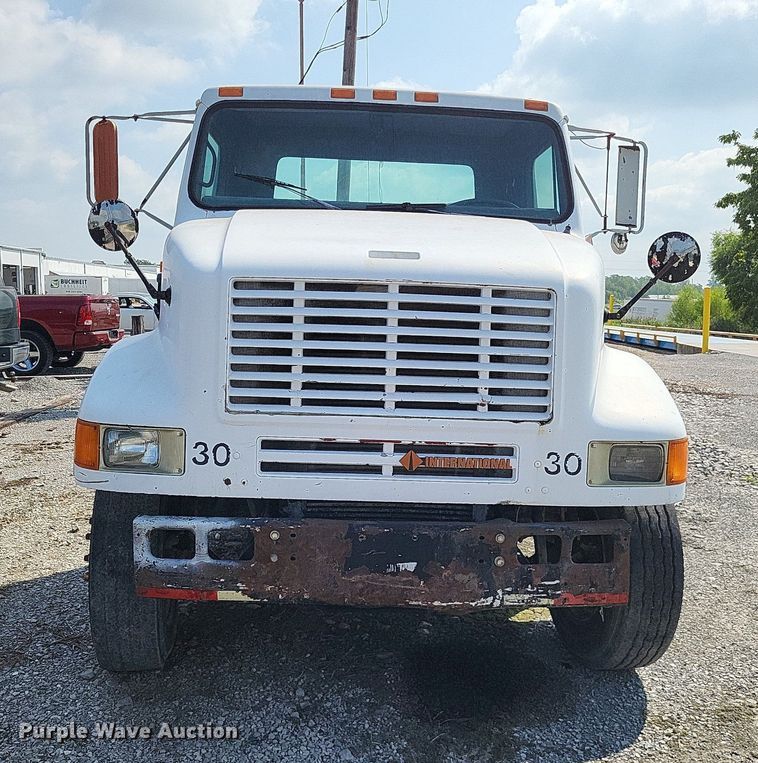 image for item LS9699 1990 International 7100  semi truck