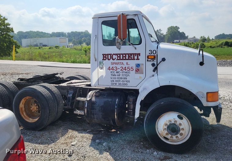 image for item LS9699 1990 International 7100  semi truck