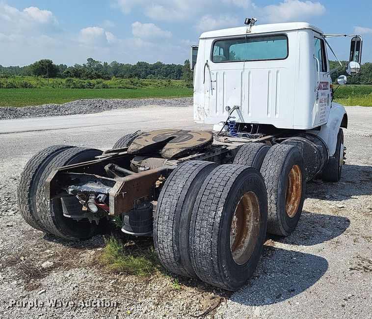image for item LS9699 1990 International 7100  semi truck
