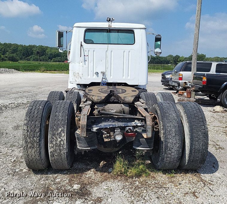 image for item LS9699 1990 International 7100  semi truck