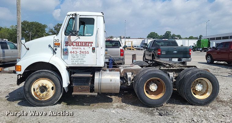 image for item LS9699 1990 International 7100  semi truck