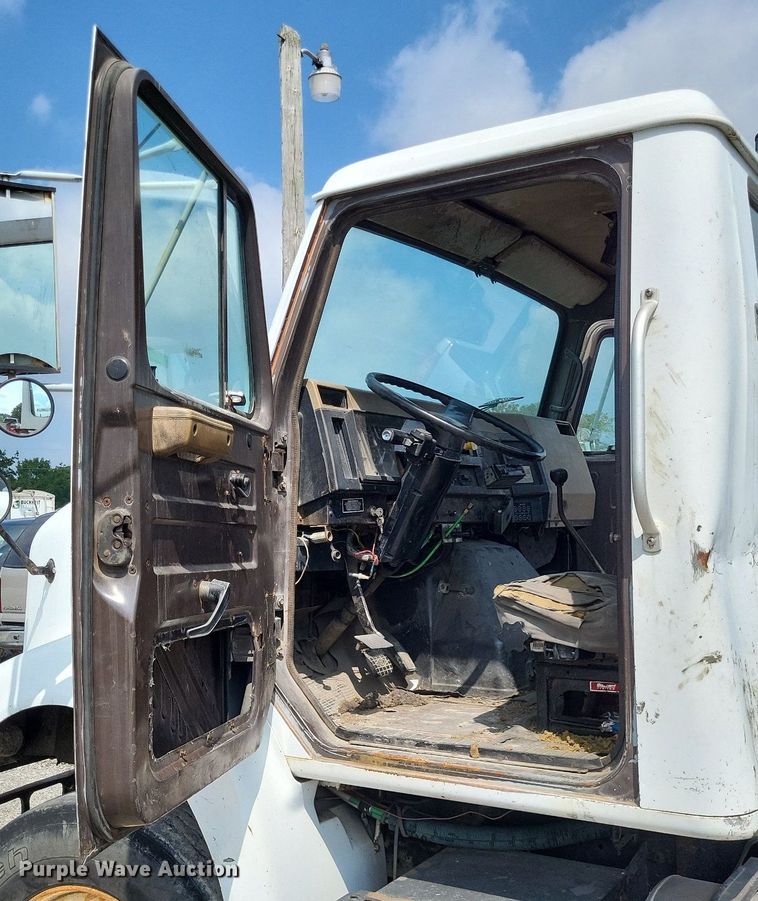 image for item LS9699 1990 International 7100  semi truck