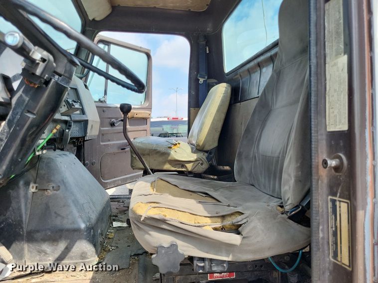 image for item LS9699 1990 International 7100  semi truck