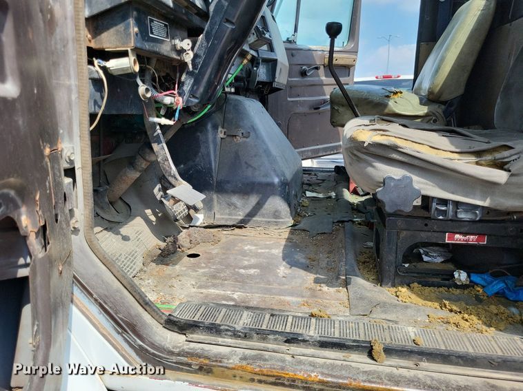 image for item LS9699 1990 International 7100  semi truck