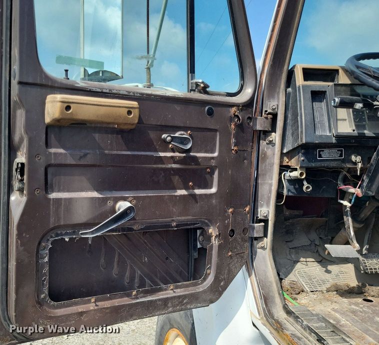 image for item LS9699 1990 International 7100  semi truck