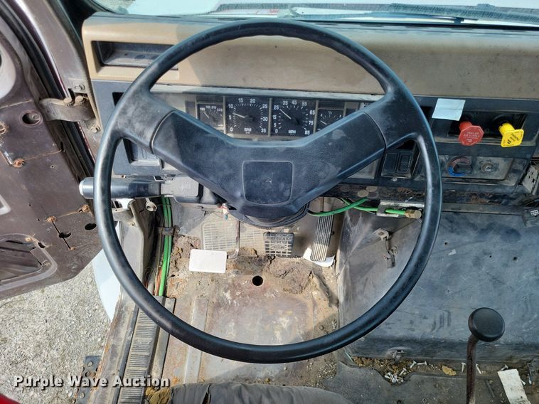 image for item LS9699 1990 International 7100  semi truck