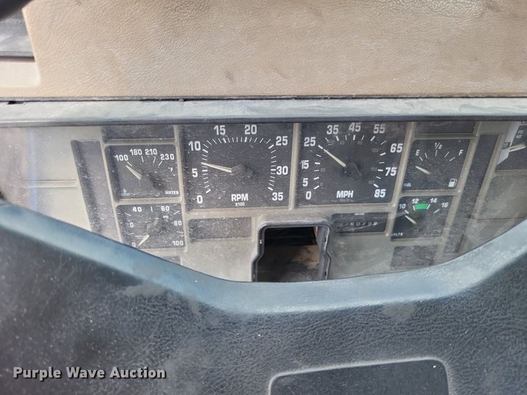 image for item LS9699 1990 International 7100  semi truck