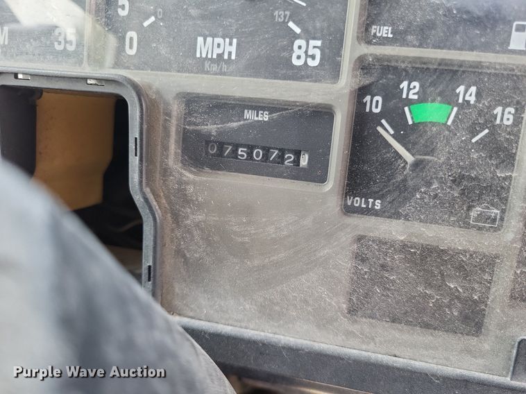 image for item LS9699 1990 International 7100  semi truck