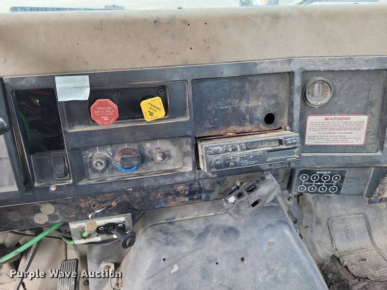 image for item LS9699 1990 International 7100  semi truck