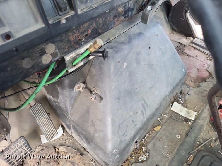 image for item LS9699 1990 International 7100  semi truck