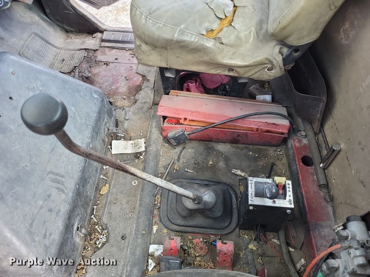 image for item LS9699 1990 International 7100  semi truck