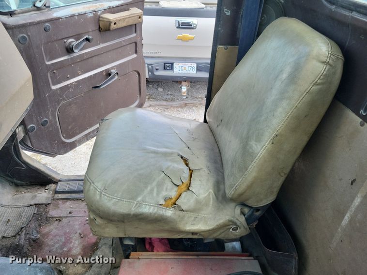 image for item LS9699 1990 International 7100  semi truck