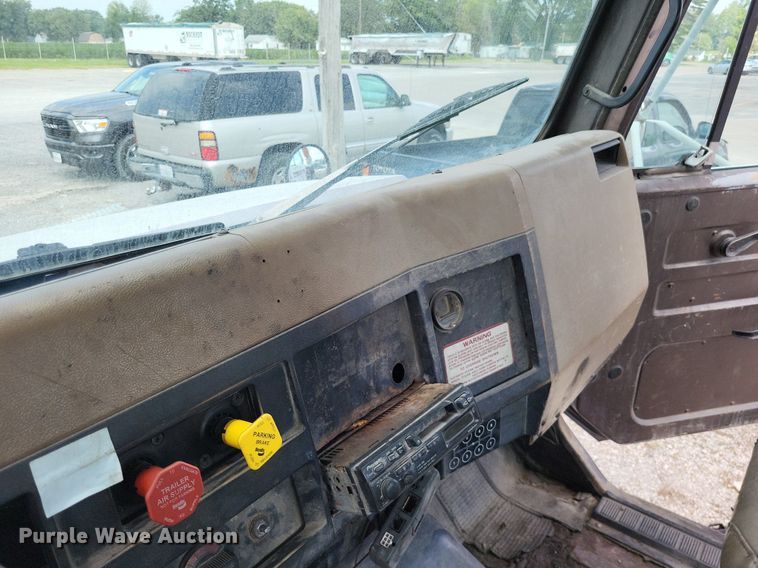 image for item LS9699 1990 International 7100  semi truck